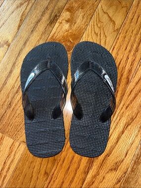 Pacifica Black Textured Flip-Flop Sandals